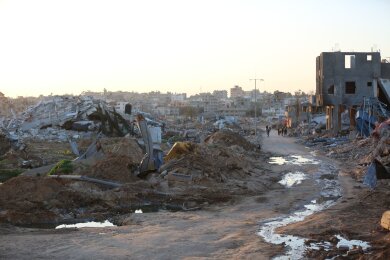 Trümmer  und Ruinen auf einer Straße im Zentrum des Gazastreifens.
