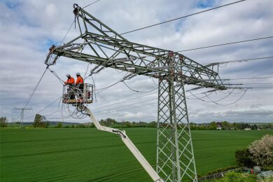 Investitionsschwerpunkt Stromnetz: Monteure erneuern eine 110 KV Hochspannungsleitung des zur Envia-M-Gruppe gehörenden Stromnetzbetreibers Mitnetz. Das Unternehmen betreut ein Gesamtstromnetz von rund 73.000 Kilometern in Brandenburg, Sachsen, Sachsen-Anhalt und Thüringen.
