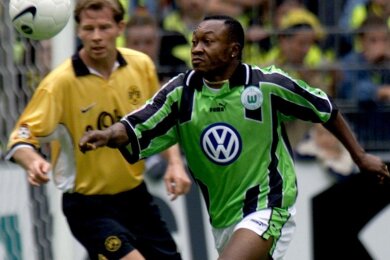 Rückblick ins Jahr 1999: Der damalige Wolfsburger Jean-Kasongo Banza (r)  kommt vor dem Dortmunder Stefan Reuter an den Ball.