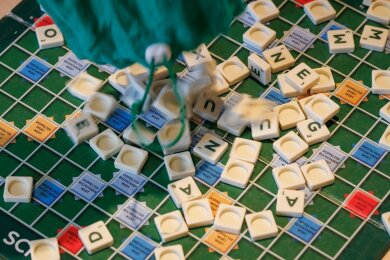 Beim Scrabble gibt es etwa 670.000 Möglichkeiten, Wörter zwischen 2 und 15 Buchstaben Länge zu bilden.