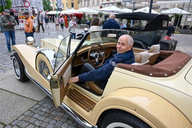 Mit Frau, Hund und US-Schlitten der Marke Gatsby Roadster ist Peter Hänse aus Zeitz zum Oldtimertreffen in Limbach-Oberfrohna angereist.