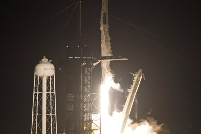 Die SpaceX-Falcon 9-Rakete mit der Crew Dragon-Kapsel hob am 10. November von Startrampe 39A im Kennedy Space Center in Cape Canaveral, Florida, ab. Erstmals seit drei Jahren war mit Matthias Maurer wieder ein deutscher Astronaut zur ISS aufgebrochen. Der Weg dorthin war allerdings erheblich länger als wenn die Rakete vom kasachischen Weltraumbahnhof Baikonur gestartet wäre. Das hat unter anderem mit der geografischen Lage des Startorts zu tun. 