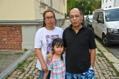 Hoa Nguyen, Emilia Nguyen und Pham Phi Son (von links) haben ihre Sozialwohnung in Chemnitz bereits geräumt. In wenigen Tagen beziehen sie eine Wohnung im Berliner Stadtteil Lichtenberg.