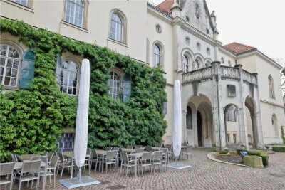 Der Biergarten vor dem Schloss in Waldenburg am Montag. Hier stehen neun Tische und zwei Sonnenschirme. 