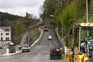Im Bereich des Bahnhofsberges in Annaberg-Buchholz laufen die Bauarbeiten auf der B 101 bereits seit zwei Jahren. Und die dauern wohl noch bis mindestens Mitte Mai.
