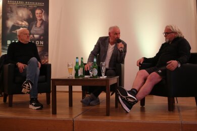 Moderator Thomas Veit (M.) entlockte Hans-Jürgen Kreische (l.) und Heiko Scholz (r.) auch einiges Wissenswertes zu vergangenen und aktuellen Dynamo-Themen.