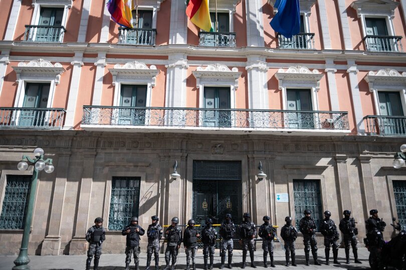 Sicherheitskräfte bewachen den Regierungspalast in La Paz einen Tag nach einem Putschversuch gegen die bolivianische Regierung.