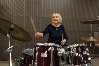 Dass es ihr riesigen Spaß macht, sieht man: Schlagzeugerin Heidemarie Binotsch.