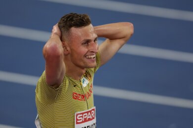 Persönliche Bestzeit und die Bronze-Medaille: Karl Bebendorf jubelt nach dem Lauf.