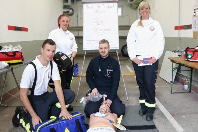 Paul Morgenstern (von links), Elke Göhzold, Daniel Petzold und Heidi Uhlig von der First Responder Gruppe der Freiwilligen Feuerwehr Eppendorf gaben wichtige Tipps in Sachen Erste Hilfe.