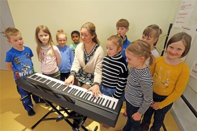 Gemeinsam mit Chorleiterin Louisa-Marie Möbius freuen sich die Kinder der Vorkurrende des Doms in Freiberg auf ihr Konzert mit dem Thomaner-Nachwuchs.
