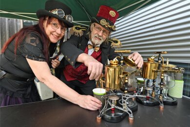 Holger und Simone Keil aus Leipzig servieren in Zug Kaffeespezialitäten aus einer selbst erbauten Vakuum-Kaffeemaschine der Steampunk-Szenerie.