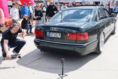 Tim Gruner bei der Lärmmessung am Auspuff. Lange lag der Audi A8 von Ingmar Bach aus Plauen mit 122 Dezibel in Führung.