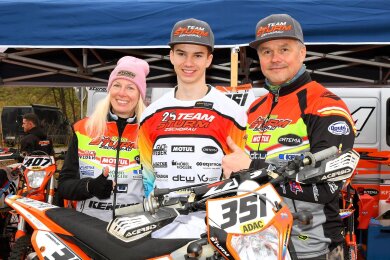 Sky Dombrowski fährt seit seinem zehnten Lebensjahr Motorrad. Förderer seit der ersten Stunde sind seine Eltern Isabel und Kai Dombrowski, die ihn zu jeder Veranstaltung begleiten und unterstützen.