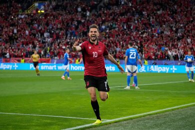 Bereits nach 22 Sekunden: Albaniens Nedim Bajrami jubelt nach seinem Tor.