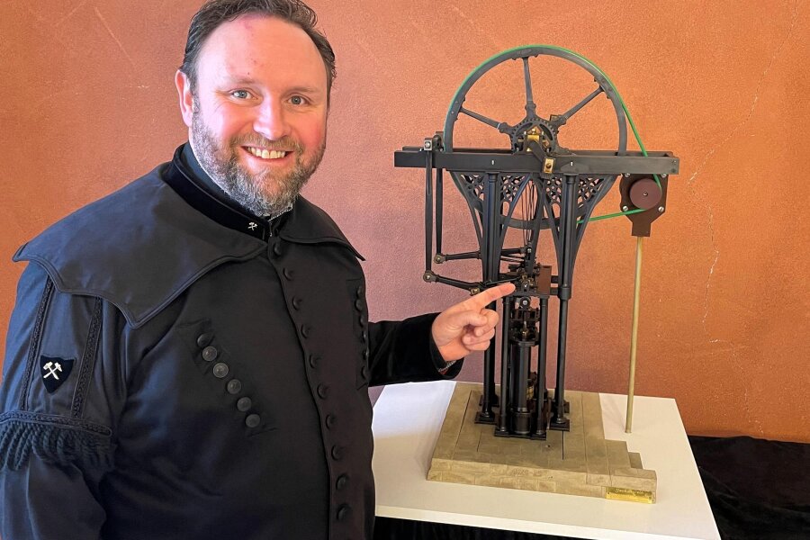 Museumsmitarbeiter Heino Neuber am Modell der Elbstolln-Dampfmaschine. Es misst 33 mal 46 mal 68 Zentimeter, das Original war etwa zehnmal so groß.