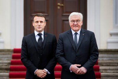 Bundespräsident Frank-Walter Steinmeier (r) begrüßt Emmanuel Macron, Präsident von Frankreich.