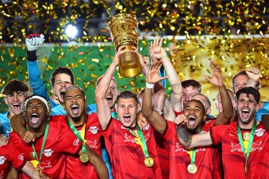 Leipzigs Willi Orban hält die Siegertrophäe in die Höhe und bejubelt mit seinen Teamgefährten den Pokalsieg.