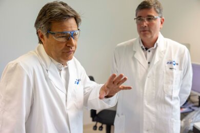 Bundeswirtschaftsminister Robert Habeck besichtigt in Darmstadt das Biotechnologie-Unternehmen Zedira, rechts dessen Gründer Martin Hils.