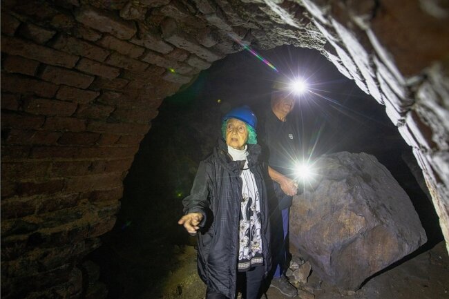 93-jährige Plauenerin durchlebt Angst aus Bombennacht ein zweites Mal - Als der Koloss in der schwersten Bombennacht Plauens von der Decke fiel, war auch Ruth Müller-Landauer in jenem Keller. Nach 77 Jahren wollte sie noch einmal an den Ort der schlimmsten Stunde ihres Lebens zurück. 