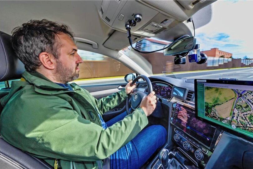 Hände ans Lenkrad: Auf der B170 zwischen Dresden und Bannewitz testen Wissenschaftler und Autohersteller automatisiertes Fahren. Nur fürs Foto darf Dr. Michael Klöppel-Gersdorf vom Fraunhofer-Institut für Verkehrs- und Infrastruktursysteme IVI das Steuer nicht loslassen. 