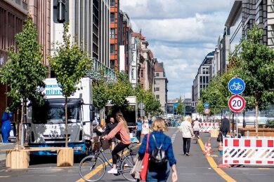 So nutzten Radfahrer und Fußgänger in Berlin die zeitweise autofreie Friedrichstraße.
