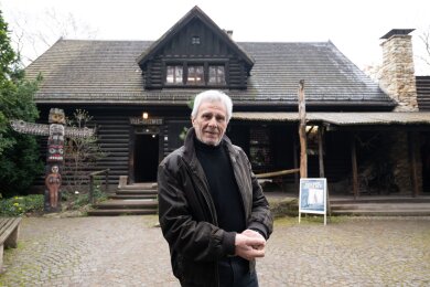 Gojko Mitic, deutsch-serbischer Schauspieler und Regisseur, steht im Karl May Museum vor der „Villa Bärenfett“.