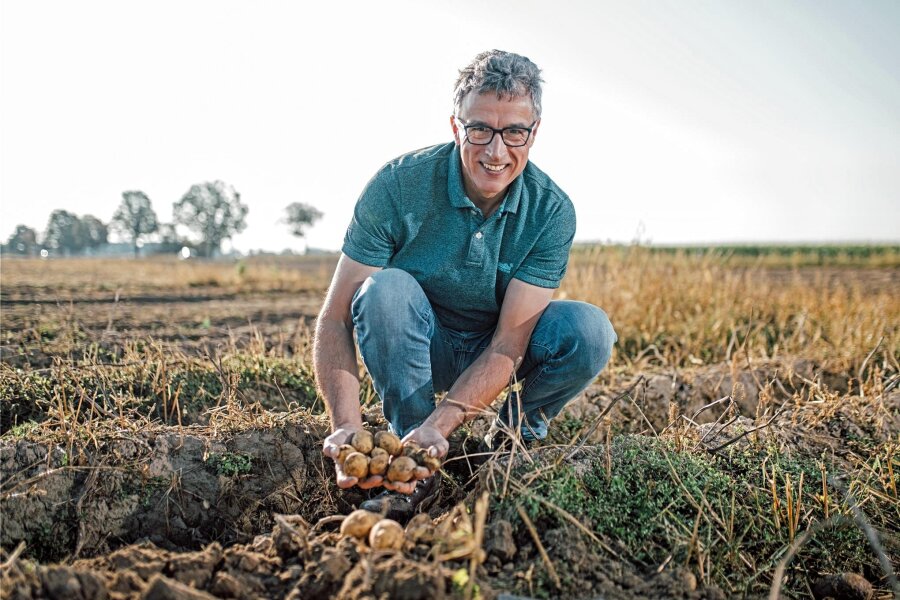 Freude an den eigenen Bio-Produkten: Geschäftsführer Rene Döbelt vom Landgut Nemt auf den Feldern bei Wurzen.