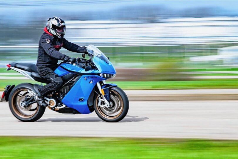 Motorradverkäufer Mario Otto auf einer Zero SR/S: Wenn man den fehlenden Auspuff übersieht, ist das 110 PS starke E-Motorrad kaum von einem Verbrennermodell zu unterscheiden. Die Geräuschkulisse macht den Unterschied: Kräftiges Beschleunigen wird von einem leisen Pfeifen oder Sirren begleitet.