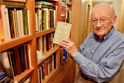 94-jähriger Mathematiker weiter auf Mission - Helmut König mit dem Buch „Schule des Denkens“ von Georg Pólya, das ihn als Student geprägt hat und das er bis heute empfiehlt.
