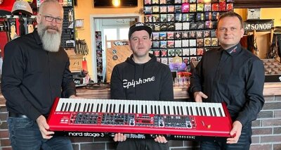 Sven Hager (links) und Ulrich Schimmack von den Brasssocks aus Klingenthal und Instrumentenhändler Kevin Mittelsdorf (Mitte) mit dem neuenE-Piano Clavia Nord Stage. 