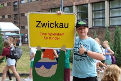 Für die Spielstadt „Mini Zwickau“ kann man sich in den kommunalen Kinder- und Jugendfreizeitstätten der Stadt Zwickau anmelden oder direkt vor Ort nach Restplätzen fragen.