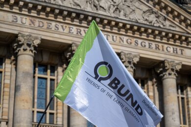 Eine Fahne des BUND weht vor dem Bundesverwaltungsgericht in Leipzig.