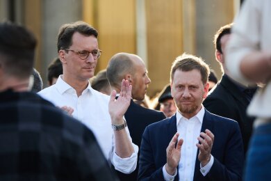 Hendrik Wüst (l, CDU), Ministerpräsident NRW, und Michael Kretschmer (CDU), Ministerpräsident Sachsen, nehmen nach dem Angriff auf den SPD-Europaabgeordneten Ecke vor dem Brandenburger Tor an einer Solidaritätskundgebung teil.