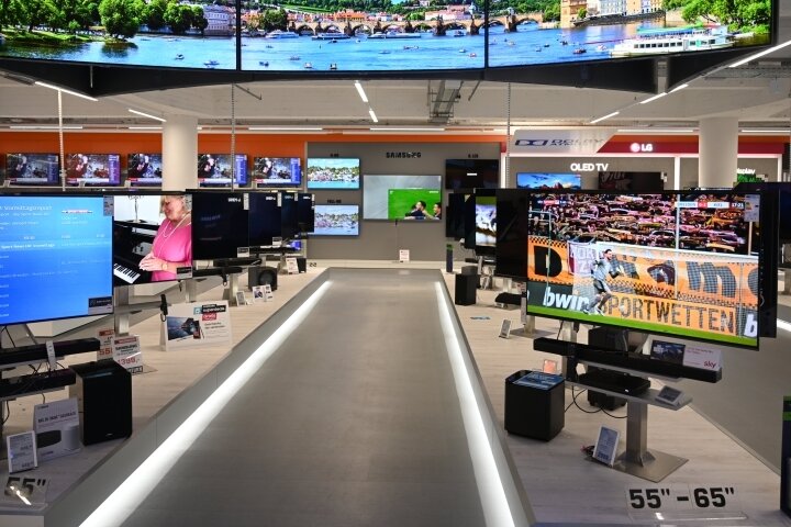 Fernseher werden im Handel häufig nach Größenklassen in Zoll (siehe Schilder auf dem Boden) kategorisiert. 