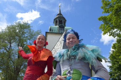 Stolzierten als Fabelwesen über das Festgelände in Wiederau: Das Theater Oberon aus Leipzig mit Rubinia, der Blütenelfe (Patricia Ludwig) und Azul, dem Traumelf (Tomas Zenker).