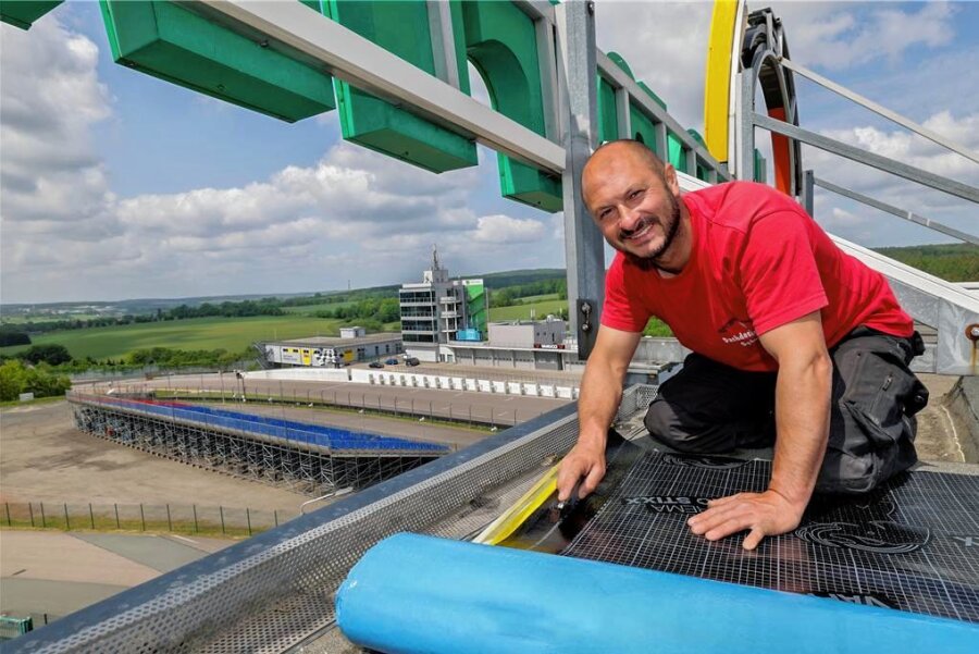 Den wohl höchsten Arbeitsplatz an der Rennstrecke hat zurzeit Dachdecker Didier Grams auf dem ADAC-Turm. Der Limbach-Oberfrohnaer ist selbst Rennfahrer, nennt den Sachsenring seine Lieblingsrennstrecke. 