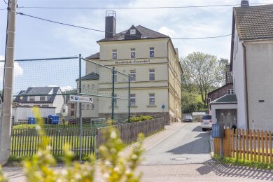 Ein möglicher Grundschul-Neubau – hier das jetzige Gebäude – beschäftigt Crottendorfs Verwaltung und Rat schon seit Jahren. Nun steht ein favorisiertes Grundstück dafür fest.