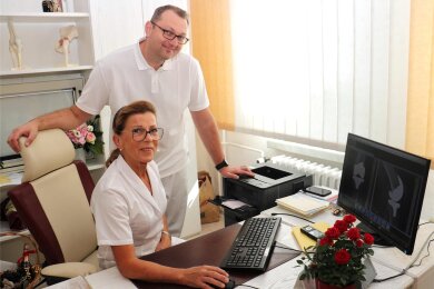 Diplom-Medizinerin Undine Wolfrum (l.) geht in den Ruhestand. Ihr Nachfolger ist Dr. Marek Sujan.