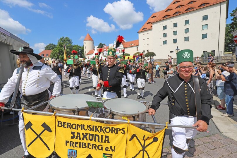 Das Bergmusikkorps Freiberg, hier mit Richard Thum (M.), marschiert bei der Bergparade zum Bergstadtfest voran.
