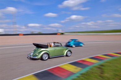 Eine Runde auf dem Sachsenring ist traditionell ein Höhepunkt des Käfertreffens. Im vergangenen Jahr waren 120 Fahrzeuge aus Deutschland, der Schweiz, Österreich, Polen und Tschechien dabei.