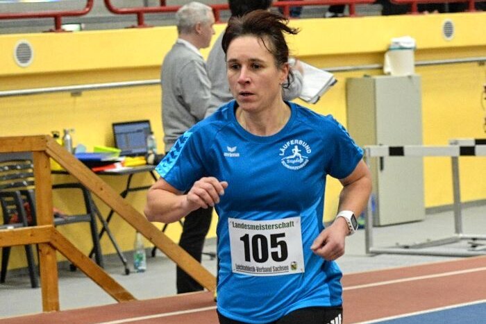 Sandra Weißbach vom Läuferbund Schwarzenberg wurde in der Halle über 300 Meter Zweite. Im Straßenlauf sicherte sie sich jetzt im Halbmarathon den Landesmeistertitel.
