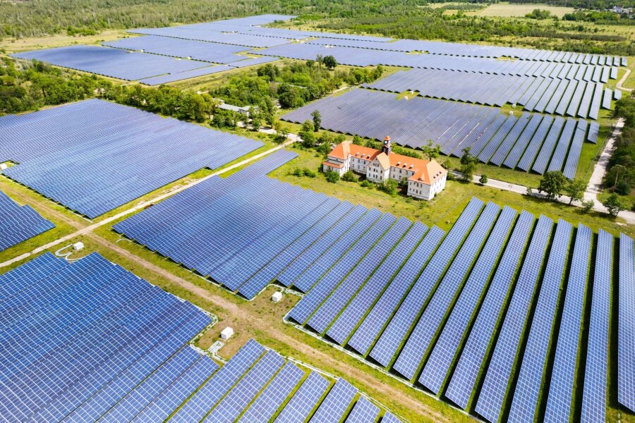 95-Hektar-Solarpark im Landkreis Meißen eingeweiht - Blick auf die Solarmodule im Solarpark Zeithain.