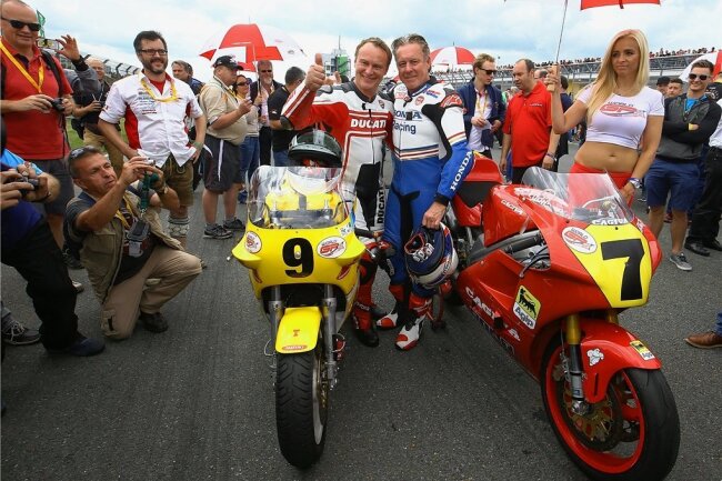 95 Jahre Sachsenring: Nostalgie-Event mit Stars zum Anfassen - Wayne Gardner (Mitte rechts) gehörte 2016 zu den Startern bei den Sachsenring-Cyclassics. Damals an seiner Seite der im März 2018 viel zu früh verstorbene Ex-Pilot Ralf Waldmann. 