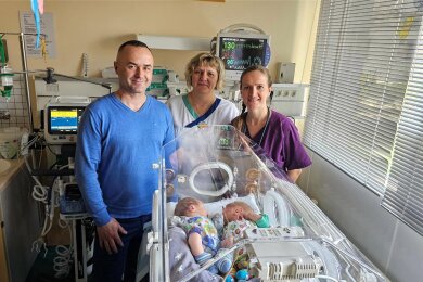 Das Foto zeigt den stolzen Papa Almin Kucevic zusammen mit Schwester Katrin Künzel und Assistenzärztin Stephanie Weber am Inkubator. Die Mutter muss sich noch von der Geburt erholen und ist deshalb nicht mit im Bild.