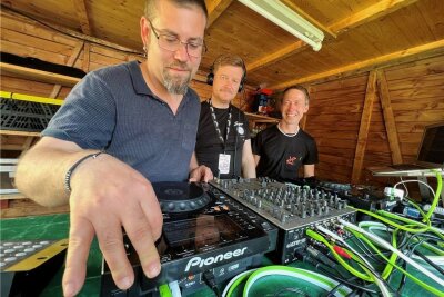 Die DJs Sven Kupfer und Lens Schroeder sowie Uwe Wickleder (v.l.), alle von der Chemnitzer Plattform Beatconnect, bauen ein neues Angebot mit elektronischer Musik für junge Leute in Frankenberg auf. 