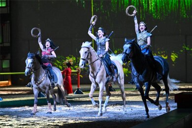 Die „Kriegerinnen der unerschütterlichen Gerechtigkeit“ auf ihren Pferden in der Show „Cavalluna“ am Samstag in der Messe Chemnitz.