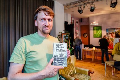 Michael Nattke, Geschäftsführer des Vereins Kulturbüro Sachsen, stellte das Buch „Widerstand über alles“ bereits im Café Courage des Vereins Treibhaus Döbeln vor.