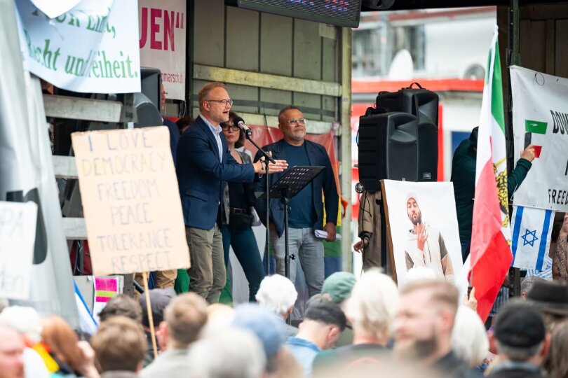 Am Samstag vergangene Woche haben bei einer Islamisten-Demo in Hamburg Rufe nach einem Kalifat bundesweit für Empörung gesorgt. Als Antwort versammeln sich rund 800 Menschen an gleicher Stelle, um gegen Islamismus und Antisemitismus zu demonstrieren. Dabei sprach auch Michael Kruse (M, FDP).