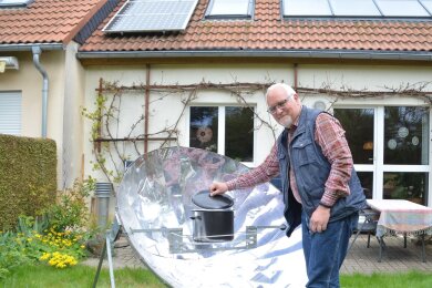 Eberhard Ohm hat 28 Jahre lang in Oederan den Tag der erneuerbaren Energien organisiert. Auch privat lebt er den Gedanken der Erneuerbaren: Mit seiner Frau lebt er in einem Passivhaus mit Solarzellen und Balkonkraftwerk. Der Solarofen im Garten ist aber nur ausgeliehen.